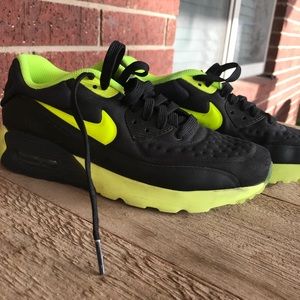 Nike Air Max Tennis Shoes